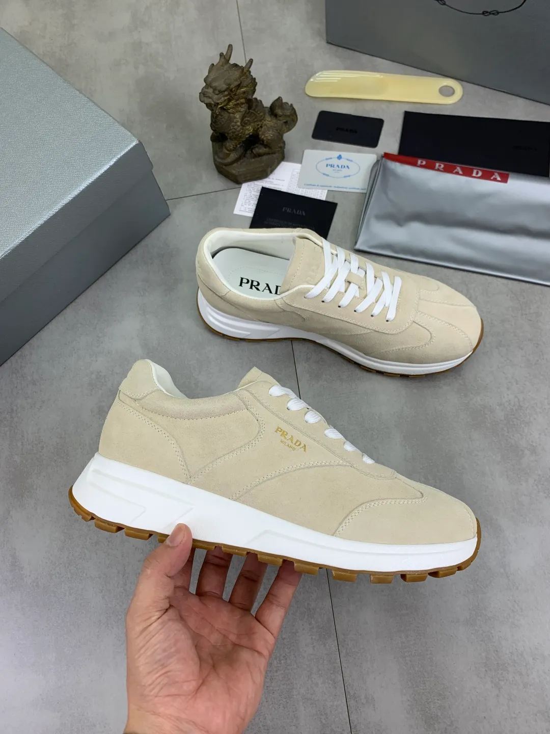 Men's Men's Shoes 💰P560 💰【New Style】 The latest model of high-quality PRADA classic men's shoes has been launched on the official website at a 1:1 replica, synchronized in Hong Kong and on the same catwalk; all made of calfskin➕imported cowhide lining, 🍡🍡original rubber outsole, non-slip and wear-resistant; comfortable on the feet, attractive style, fine workmanship, and simple and neat shoe lasts, highlighting a man's courage and toughness, 👍size 38 to 44 (45 can be customized) black White color🉑️choose